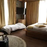 Pensjonat Bujtina Ajazi 3*